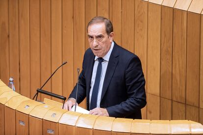 El consejero de Hacienda de Galicia, Valeriano Martínez, en una intervención en el Parlamento gallego, el pasado agosto.