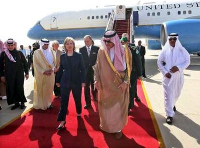 El príncipe Saud al Faisal, ministro de Exteriores saudí, recibe a Hillary Clinton a su llegada ayer a Riad.
