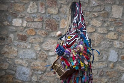 Es el balcón de Extremadura. Piornal, a 1.180 metros de altitud, es el pueblo más alto de la región, de marcado carácter montañés, como refleja tanto su clima como el granito que adorna sus casas. Desde allí podemos admirar todo el Valle del Jerte. En enero se celebra una de las fiestas más impresionantes de España: el 'Jarramplas'. En ella, un hombre disfrazado con máscara y un traje de tiras de vivos colores (en la imagen) es sometido por parte de los vecinos al cruel lanzamiento de miles de nabos. Una especie de lapidación a base de tubérculos cuyos orígenes se pierden en el tiempo y en teorías de diversa procedencia