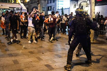 A polícia dispersa um grupo de torcedores em Paris.