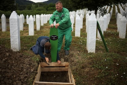 Trabajadores del cementerio preparan las tumbas para el entierro multitudinario de siete víctimas recién identificadas del Genocidio de Srebrenica de 1995 en Potocari, Bosnia, este jueves.