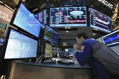 Un inversor trabaja en el parqué de la Bolsa de Wall Street