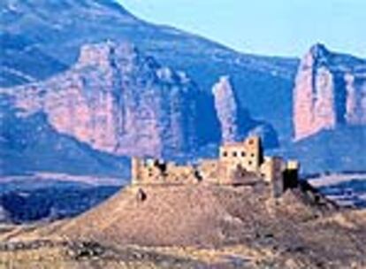 Castillo de Montearagón en primer plano, y al fondo el salto de Roldán.