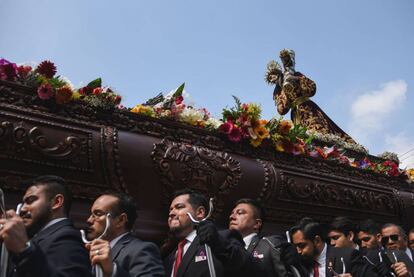 La imagen de Jesús de Nazaret es sacada en procesión por las calles de la ciudad de Guatemala, el 16 de abril de 2019.