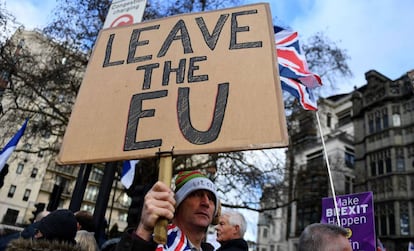 Un manifestant a favor de la sortida del Regne Unit de la Unió Europea, diumenge a Londres.