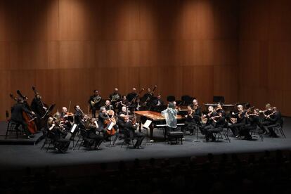 La pianista Mitsuko Uchida (de espaldas) tocando y dirigiendo a la Mahler Chamber Orchestra, este miércoles en Pamplona.