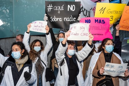 Sanitarios a las puertas de la Asamblea de Madrid, el 2 de diciembre de 2021