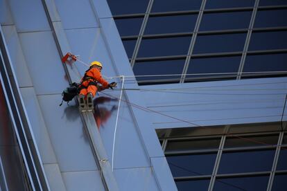 Un activista de la organización ecológica durante la escalada por una de las Torres Kio de Madrid.