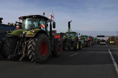 Un agricultor se toma un selfi subido al techo de su tractor durante un bloqueo de la autopista A6 cerca de Villabe, al sur de París.