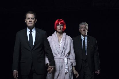 'Twin Peaks' ha sido protagonista de los debates más intensos entre el equipo de QUINTA TEMPORADA. Y no es para menos. El regreso de la serie de culto de David Lynch no podía haber sido más surrealista, más visceral y, por lo tanto, tan 'lynchiano' como el que más. Para algunos una obra de arte absoluto (que algunas listas cinematográficas han incluido entre el mejor cine del año, con la consecuente polémica) y para otros una tomadura de pelo. Pero quienes la hayan disfrutado, la han disfrutado de verdad. Una experiencia de los sentidos, y nada comparable a lo que se haya hecho antes en televisión, capitaneado además por un Kyle MacLachlan convertido en icono encarnando tres papeles que han ayudado a que ni siquiera echemos de menos al agente Dale Cooper. Porque en la tercera temporada de 'Twin Peaks', nada es lo que esperábamos. Hasta Laura Palmer es secundaria en el onírico sueño.