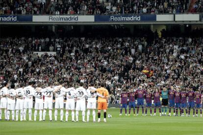 Los futbolistas del Real Madrid y el Barcelona guardan un minuto de silencio antes del inicio del encuentro.