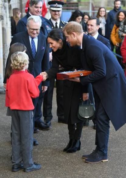 Enrique de Inglaterra y Meghan Markle en su visita a Cardiff este jueves.