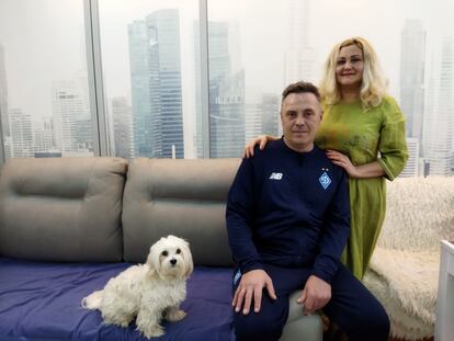 Oleksandr Kotovi, herido en el frente, y su esposa, Lesia, el domingo en su casa de Kiev.