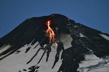 Las autoridades de Chile mantienen la alerta roja en un radio de 10 kilómetros alrededor del volcán Villarrica. La medida implica que continúan evacuados los habitantes de ese sector, mientras en las demás localidades cercanas al volcán, situado a unos 775 kilómetros al sur de Santiago, en la región de La Araucanía, rige la alerta amarilla.