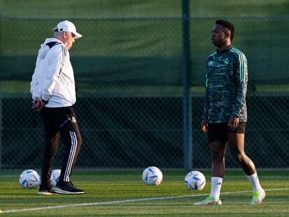 El jugador del Real Madrid Vinicius Júnior y su entrenador Carlo Ancelotti, durante el entrenamiento del pasado martes, previo al Mundial de Clubes.