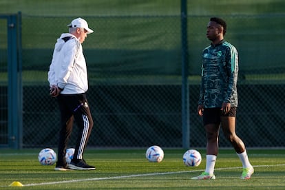 El jugador del Real Madrid Vinicius Júnior y su entrenador Carlo Ancelotti, durante el entrenamiento del pasado martes, previo al Mundial de Clubes.