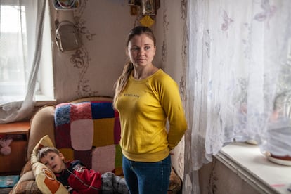 Macsim Celpan, de cinco años (en el sofá), fotografiado con su madre, María Celpan, de 25. Macsim vive con su progenitora y su hermana Anisea en una casa muy pequeña en un pueblo de Volintiri, en el distrito de Stefan Voda, Moldavia. Macsim tiene parálisis cerebral infantil desde que nació. El padre, con quien la madre había vivido desde que tenía 17, los abandonó, vive en el extranjero y no apoya a la familia de ninguna manera. María tiene que ayudar a su hijo para moverse, ir al baño o comer. No puede trabajar y se queda en casa todos los días con él. Prepara su comida con una licuadora; de lo contrario, Macsim no puede tragar. María explica que Macsim usa muchos pañales todos los días. Además, como necesita tipos específicos de medicamentos que solo se pueden encontrar fuera de Moldavia, su madre va a la ciudad de Stefan Voda dos veces al año para pedirlos, lo que supone un coste total de 200 euros anuales, que es una cantidad muy difícil de asumir para una familia vulnerable.