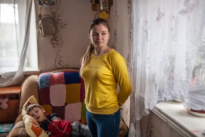 Macsim Celpan, de cinco años (en el sofá), fotografiado con su madre, María Celpan, de 25. Macsim vive con su progenitora y su hermana Anisea en una casa muy pequeña en un pueblo de Volintiri, en el distrito de Stefan Voda, Moldavia. Macsim tiene parálisis cerebral infantil desde que nació. El padre, con quien la madre había vivido desde que tenía 17, los abandonó, vive en el extranjero y no apoya a la familia de ninguna manera. María tiene que ayudar a su hijo para moverse, ir al baño o comer. No puede trabajar y se queda en casa todos los días con él. Prepara su comida con una licuadora; de lo contrario, Macsim no puede tragar. María explica que Macsim usa muchos pañales todos los días. Además, como necesita tipos específicos de medicamentos que solo se pueden encontrar fuera de Moldavia, su madre va a la ciudad de Stefan Voda dos veces al año para pedirlos, lo que supone un coste total de 200 euros anuales, que es una cantidad muy difícil de asumir para una familia vulnerable. 