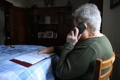 Una mujer habla por teléfono.