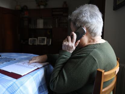 Una mujer habla por teléfono.