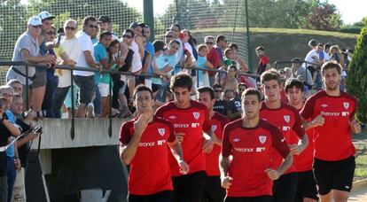 Javi Martínez entrena con el resto del grupo en Lezama.