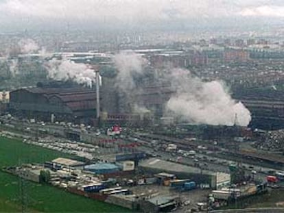 Vista aérea de las emisiones de una acería en el polígono industrial de Villaverde en Madrid.