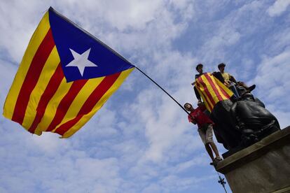 Jóvenes protestan el día después del referéndum, en Barcelona.