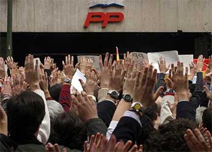 Concentración de simpatizantes del PP, ayer, ante la sede del partido en Madrid.