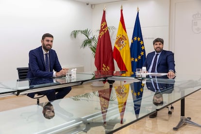 El presidente murciano, Fernando López Miras, junto al líder regional de Vox, José Ángel Antelo, en junio durante una reunión para abordar el acuerdo de presupuestos.
