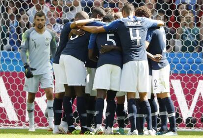 Los jugadores franceses celebran el gol de Griezmann.