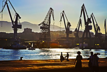 Grúas y muelles en la ría de Bilbao