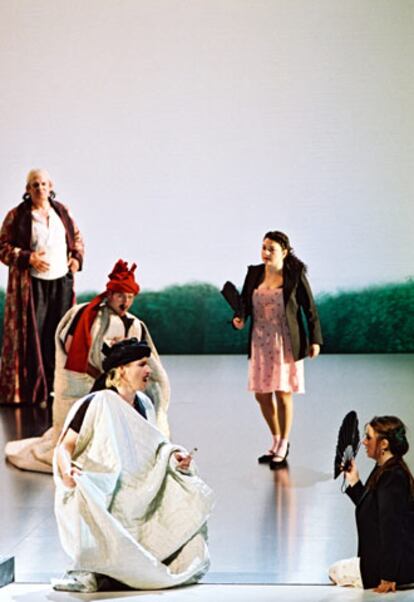 Thomas Allen, C. Strehl, Russell Braun, Tamar Iveri y Maite Beaumont (de izquierda a derecha), en <i>Così fan tutte.</i>