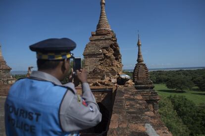 Bagan se encuentra a unos 30 kilómetros al norte de Chauk, la población más cercana al epicentro, situada a orillas del río Irrawaddy con unos 180.000 habitantes y a 173 kilómetros al noroeste de la capital, Naipyidó. En la imagen, un policía fotografía el templo dañado Htilominlo por el seísmo.