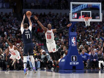 Luka Doncic lanza un triple con los Dallas Mavericks ante Miami Heat.