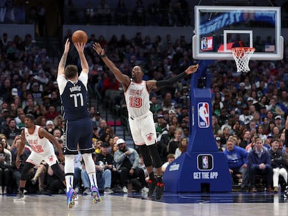 Luka Doncic lanza un triple con los Dallas Mavericks ante Miami Heat.