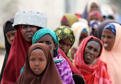 Varias mujeres somalíes esperan en la cola su ración de comida.