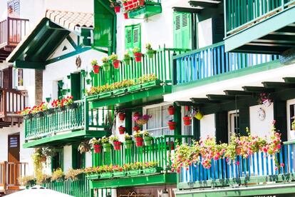 Qué: En el barrio de la Marina se sitúan la mayoría de los bares y restaurantes que han dado fama a la ciudad. Una excusa para irte de pintxos y disfrutar de estas casas de pescadores, con balcones y ventanas llenas de color, de la pintura sobrante de los barcos, y vistas al Cantábrico. Uno de los pueblos amurallados más bonitos del País Vasco, casi al lado de Francia. Por qué: Tienen en Instagram el mismo efecto que las casas de Costa Nova, Aveiro, 'like' asegurado. Dónde: Calle San Pedro, Hondarribia.