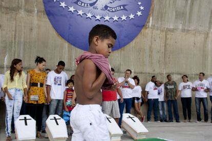 Ato em homenagem aos cinco jovens mortos pela PM no Rio.