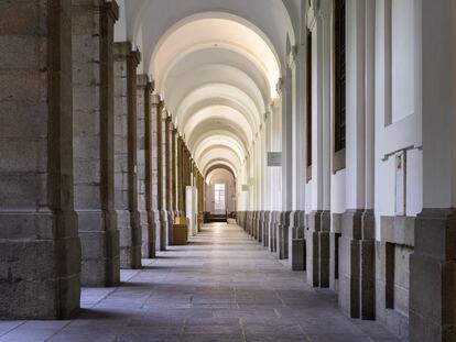 En una primera fase, el aforo en el edificio Sabatini se reducirá a un tercio del habitual: no más de 2.000 personas. Además, habrá un aforo especial para las salas sensibles, como la 206, la del 'Guernica '(máximo de 30 personas), o la 205, dedicada al surrealismo (máximo de 37). Al Palacio de Cristal podrán acceder un máximo de 61 visitantes, y al Palacio de Velázquez, un máximo de 87. Los responsables del museo han suspendido las visitas guiadas y todos los actos de carácter presencial (conferencias, cursos, ciclos de cine, conciertos…), pero han impulsado una ambiciosa y atractiva batería de contenidos 'online'. <b>Ficha técnica:</b> Inaugurado en 1992. Superficie expositiva: 13.548 metros cuadrados (colección: 8.739; exposiciones: 4.809). Más de mil obras de arte moderno expuestas. Su mayor tesoro artístico es el 'Guernica', de Pablo Picasso.