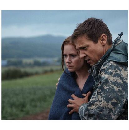 <strong>De qué va</strong>. No todas las heroínas llevan capa. El superpoder de la doctora Louise Banks (Amy Adams) es la lingüística, y con ella ha vengado a todos los filólogos del mundo. 'La llegada' es una parábola sobre la comunicación (y la peligrosa ausencia de ella).
<strong>Por qué nos hace más inteligentes</strong>. Porque presenciamos cómo funciona la formación del lenguaje. Horas y horas de conversaciones sin salida permiten a Louise descifrar la gramática, la morfología y la sintaxis del lenguaje de los alienígenas. Y salvar el mundo. Invita al espectador a presenciar cómo se edifica formalmente un idioma. Sergio García, experto en psicología en el cine, lo explica: "Aprendemos el lenguaje escuchando a otros hablantes y les imitamos. Y en esa imitación hay un ensayo y un error. Primero aparece una palabra, hacemos acercamientos a esa palabra... hasta finalmente hacer coincidir lo escuchado con lo dicho. En realidad, es casi un ejercicio matemático".