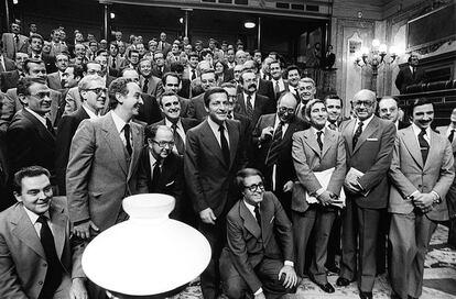 Adolfo Suárez y los parlamentarios de UCD, diputados y senadores, posan en la cámara baja una vez aprobado el texto definitivo de la Constitución, el 31 de octubre de 1978.
