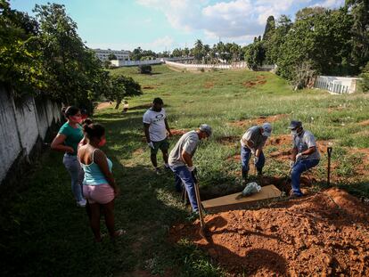 Un funeral de una víctima de coronavirus en el cementerio Campo Santo de Porto Alegre, en Brasil, este 6 de abril.