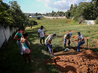 Un funeral de una víctima de coronavirus en el cementerio Campo Santo de Porto Alegre, en Brasil, este 6 de abril.