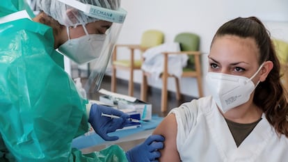 Una trabajadora recibe su segunda vacuna en la residencia Sa Serra (Ibiza).