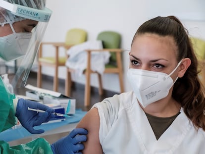 A worker gets vaccinated at the Sa Serra care home in Sant Antoni de Portymany (Ibiza).