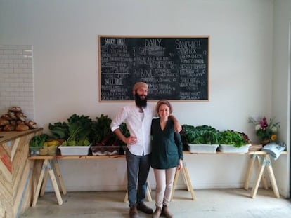 Zak the Baker (Zak o padeiro) e sua mulher, na loja do mesmo nome onde se elaboram pães e doces de tradição judia, em Miami.