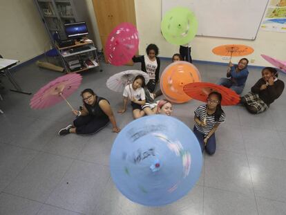 La profesora Macarena López rodeada por las alumnas del proyecto durante su coreografía.