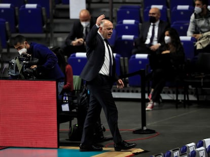 Pablo Laso abandona la cancha tras ser expulsado en el Madrid-Efes.