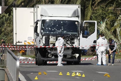 Investigación policial, el 15 de julio de 2016, alrededor del camión que arrolló a centenares de personas en el Paseo de los Ingleses en Niza (Francia).