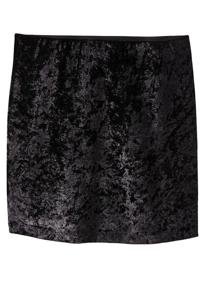 Minifalda de terciopelo negro, también disponible en azul y en versión lentejuelas. Cuesta 9,99 euros.